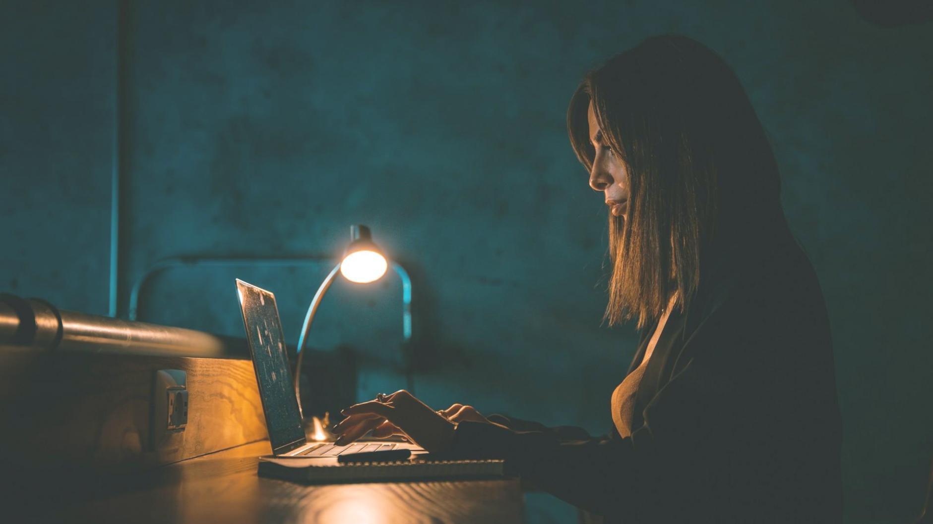 Espace de travail moderne avec outils de gestion financière