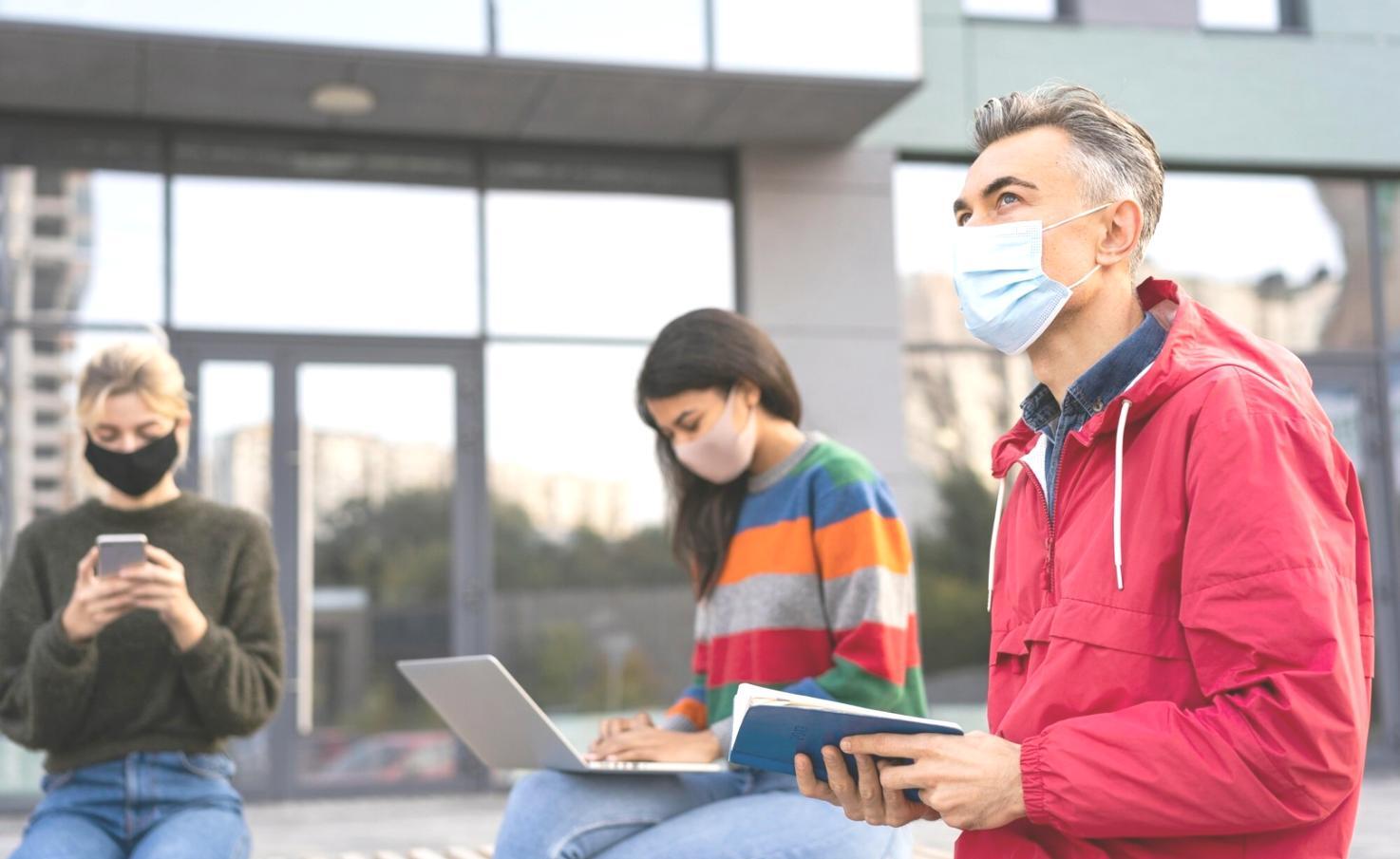 Personne analysant ses finances avec méthode et sérénité