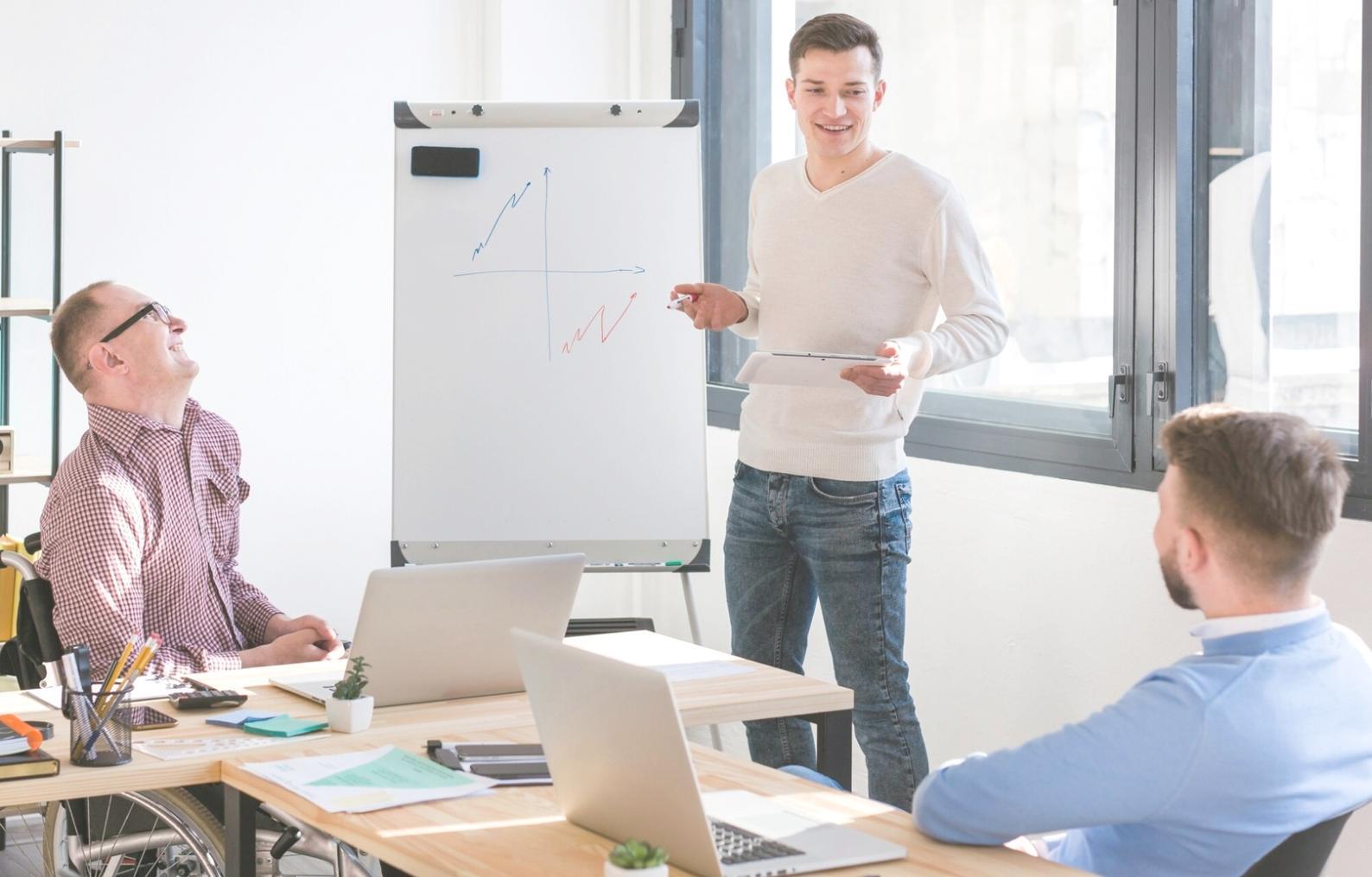 Espace de travail collaboratif avec bureau organisé, carnet ouvert et outils de suivi financier symbolisant notre approche méthodique du contrôle des dépenses